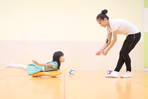 小孩在做感統(tǒng)訓練