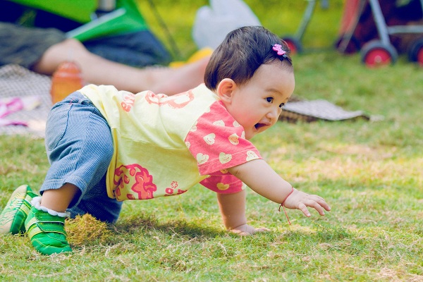 孩子爬行有助于感覺統合能力培養